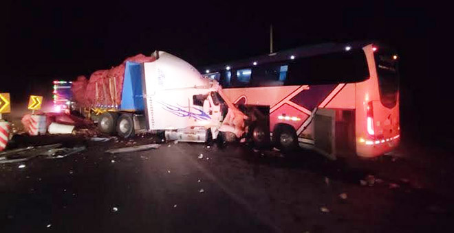 Chófer de tráiler muere tras impactar contra bus interprovincial en Chacapuente